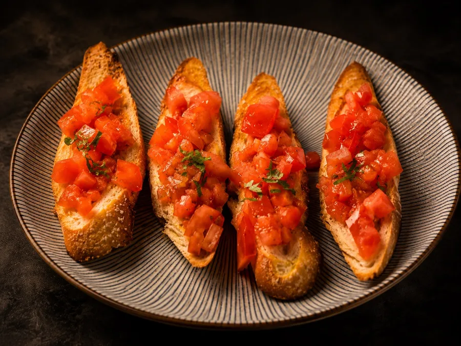 Bruschettas de tomate sobre pan tostado