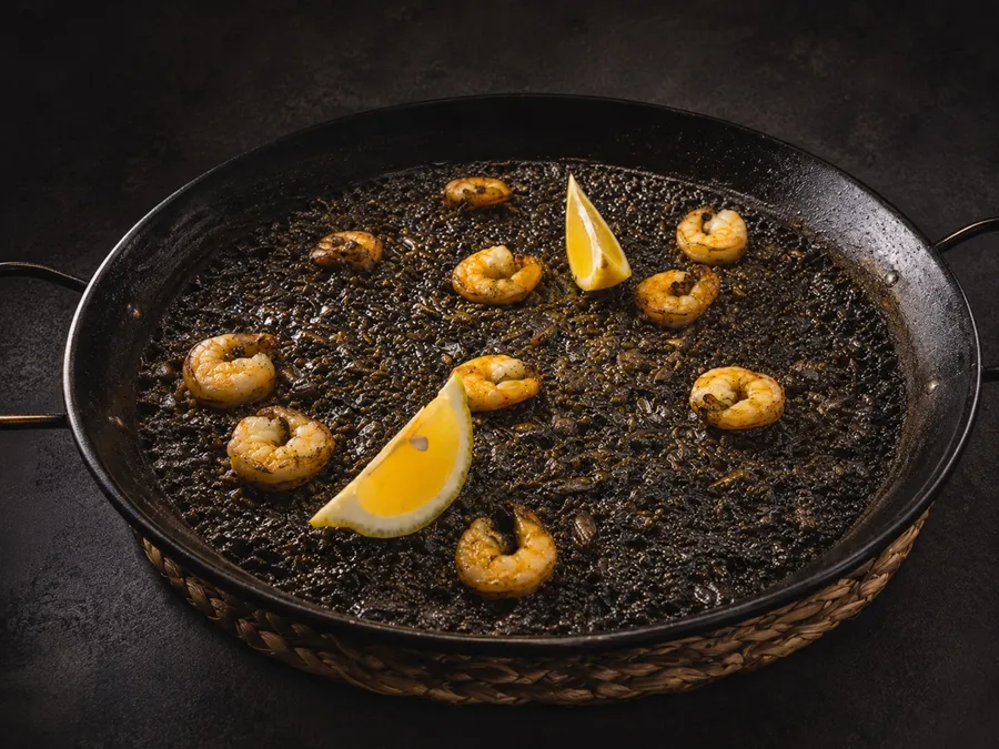Paella negra con sepia y gambas